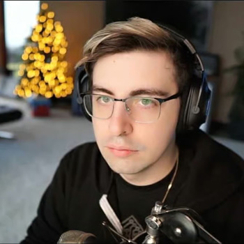 Michael Grzesiek, conocido como Shroud, es un streamer canadiense destacado por su habilidad en shooters. Posee una comunidad con millones de seguidores