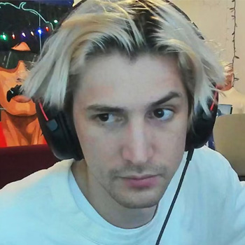 Félix Lengyel, conocido como xQc, es un destacado streamer canadiense cuya comunidad se concentra en Twitch, donde supera los 12 millones de seguidores